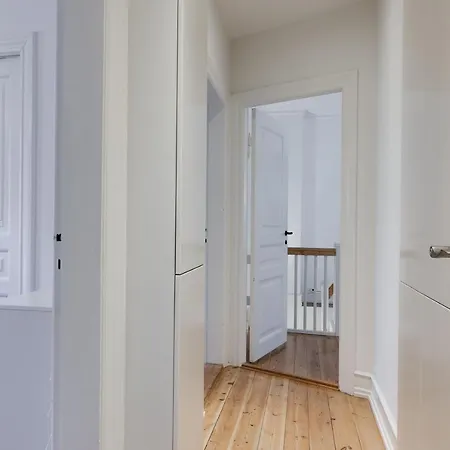 Cozy Private Basement Room In Osterbro بيت ضيافة